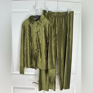 House of Harlow pull on pants and matching button top green velvet tinsel
